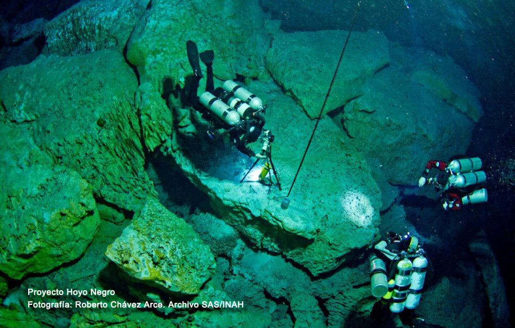 Naia pudo haber entrado en la cueva en busca de agua o de minerales necesarios para las mujeres embarazadas o que habían dado a luz, agregó el investigador. También hay indicios de que llevaba algo para iluminar la cueva, que no impidió que cayera por el agujero -que según el arqueólogo es una “trampa mortal”- y se fracturara la pelvis y muriera.