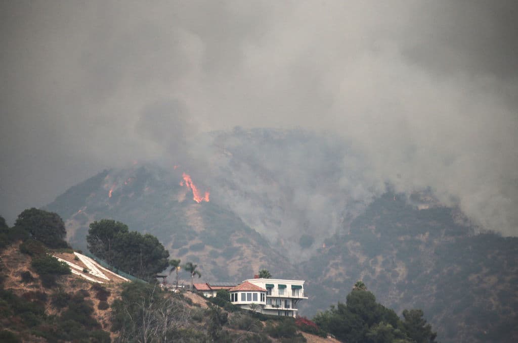 El incendio Bobcat visto desde Arcadia, California.
