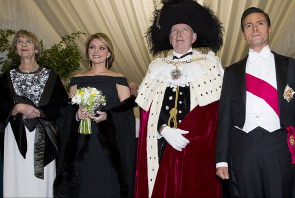 En la foto oficial con el alcalde de Londres, Alan Yarrow, y su esposa.