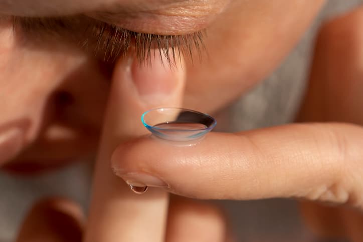 Fue al oftalmólogo porque sentía "algo" en el ojo: eran 23 lentes de contacto "escondidos como una pila de panqueques"