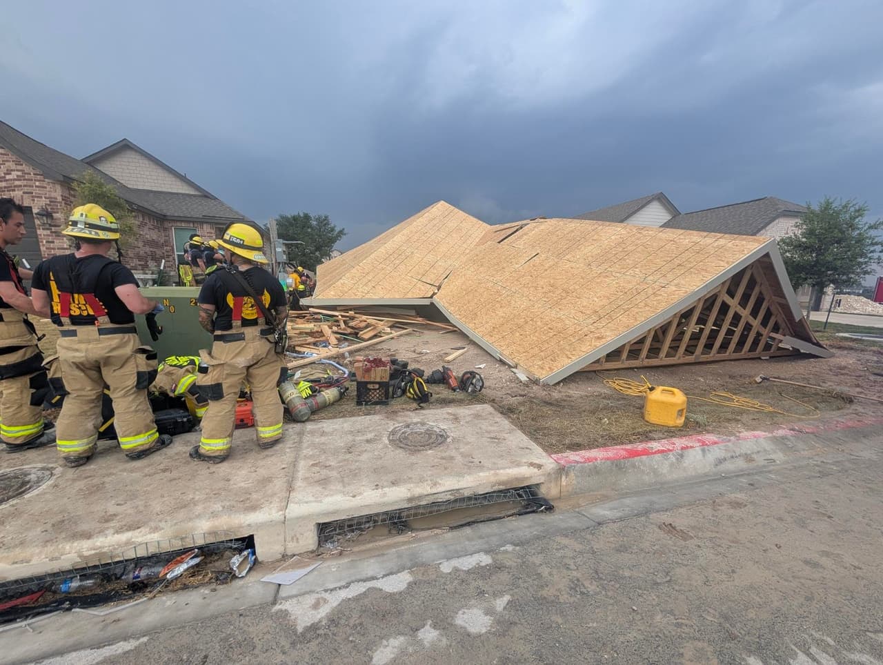 Familiares identifican 
<b><a href="https://www.univision.com/local/austin-kakw/trabajador-muere-herido-casa-construccion-estancia-sur-austin-texas">al trabajador de la construcción que murió tras el colapso de una casa en el sur de Austin. </a></b>
<br>
<br>La víctima fue identificada como 
<b>Carmen Ramos Hortelano, de 37 años, </b>quien trabajaba en una vivienda en construcción en el área de Menchaca.