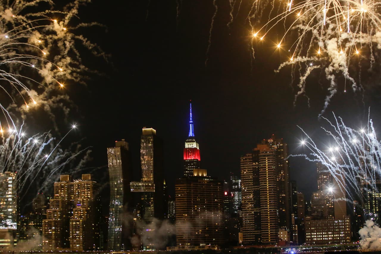 Los rascacielos se visten de los colores de la bandera estadounidense.