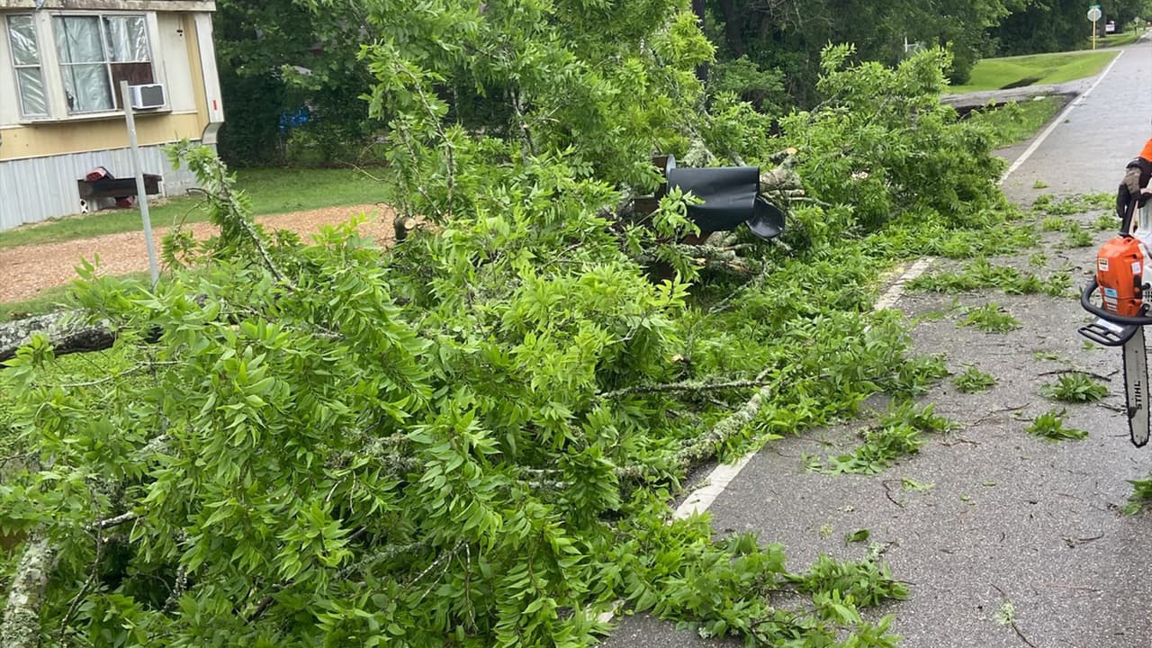 Autoridades del Precinto 2 del Condado Harris han estado trabajando 24 horas consecutivas para limpiar de basura y otros desperdicios que quedaron por las tormentas que todavía siguen en el área de Houston.