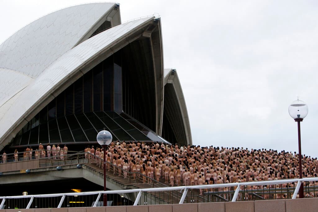 En 2010, consiguió reunir unas 5,200 ante la Ópera de Sydney, en Australia.
