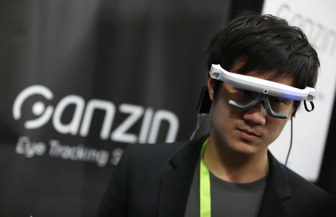 <b>Módulo de seguimiento ocular Ganzin Aurora. </b>Este dispositivo sirve para controlar una variedad de funciones en equipos de alta tecnología, pero utilizando solamente el movimiento del ojo.