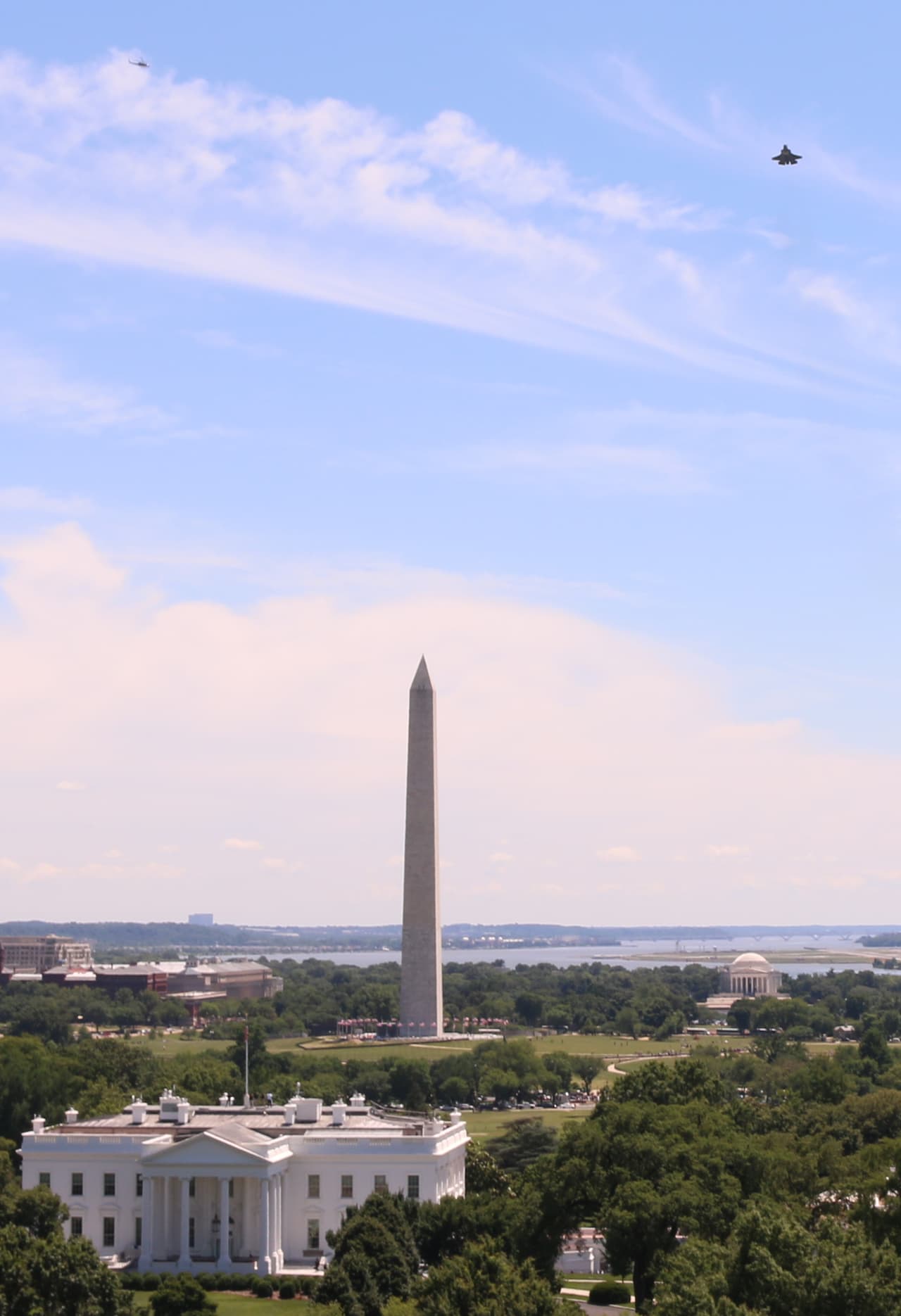 El caza F-35 sobrevoló el monumento a Washington y la Casa Blanca."Espero que Polonia tenga una gran relación con Rusia. Espero que tengamos una buena relación con Rusia", dijo Trump. EEUU ya tiene tropas en Polonia como parte de un acuerdo de 2016 con la OTAN en respuesta a la anexión de Crimea por parte de Moscú en 2014.