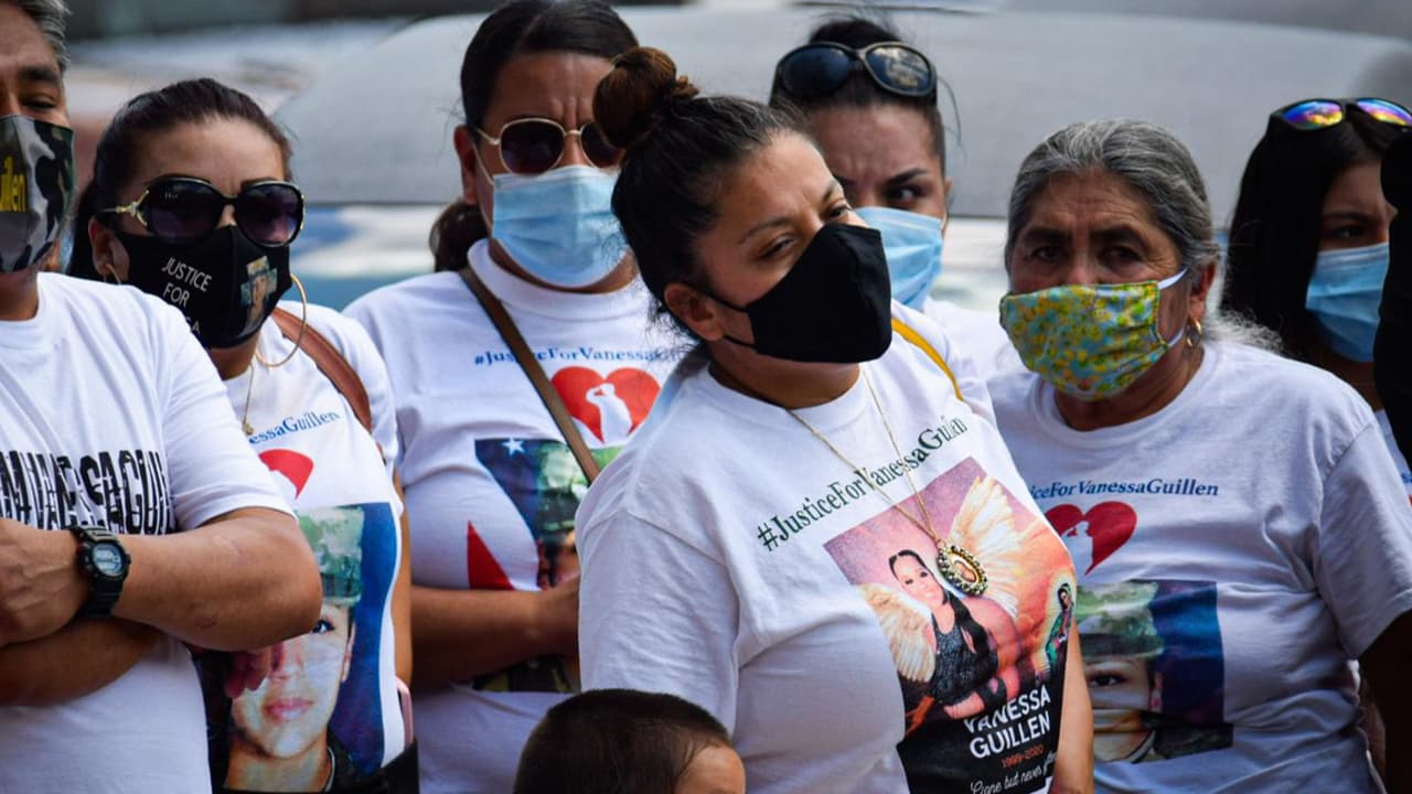 La madre de 
<b><a href="https://www.univision.com/local/houston-kxln/en-un-ataud-verde-y-en-carroza-de-caballos-asi-son-recibidos-los-restos-de-guillen-en-la-preparatoria-chavez-video">Vanessa</a></b> se mostró muy conmovida con las muestras de apoyo por parte del público.