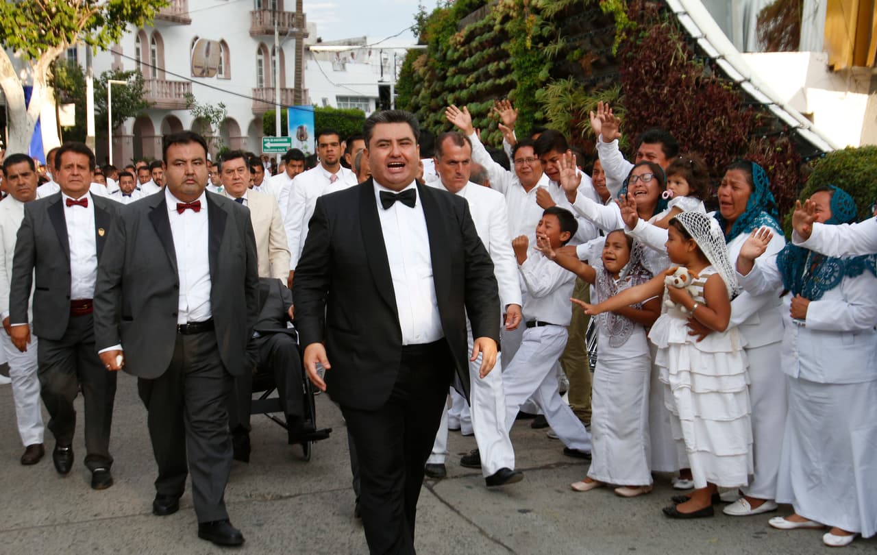 Antes de ser detenido, en las pocas fotografías existentes de Naasón Joaquín García se le observa como un hombre que procura estar siempre bien presentable. Durante sus sermones y eventos públicos, el líder de La Luz del Mundo solía vestir traje y corbata, según se puede apreciar en las imágenes publicadas en las redes sociales de la organización religiosa.