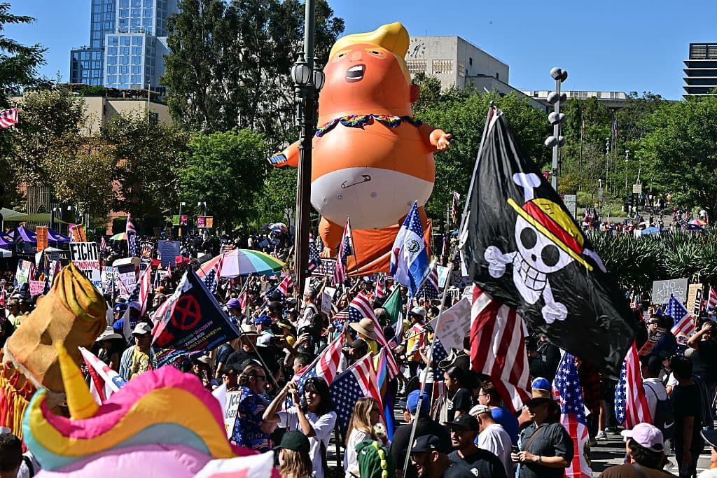 Miles de personas se reunieron el sábado 18 de octubre de 2025 en Los Ángeles y otras ciudades del sur de California para participar en las manifestaciones "No Kings", en protesta contra las políticas de la administración del presidente Trump en materia de inmigración, atención médica, medio ambiente y agencias federales.