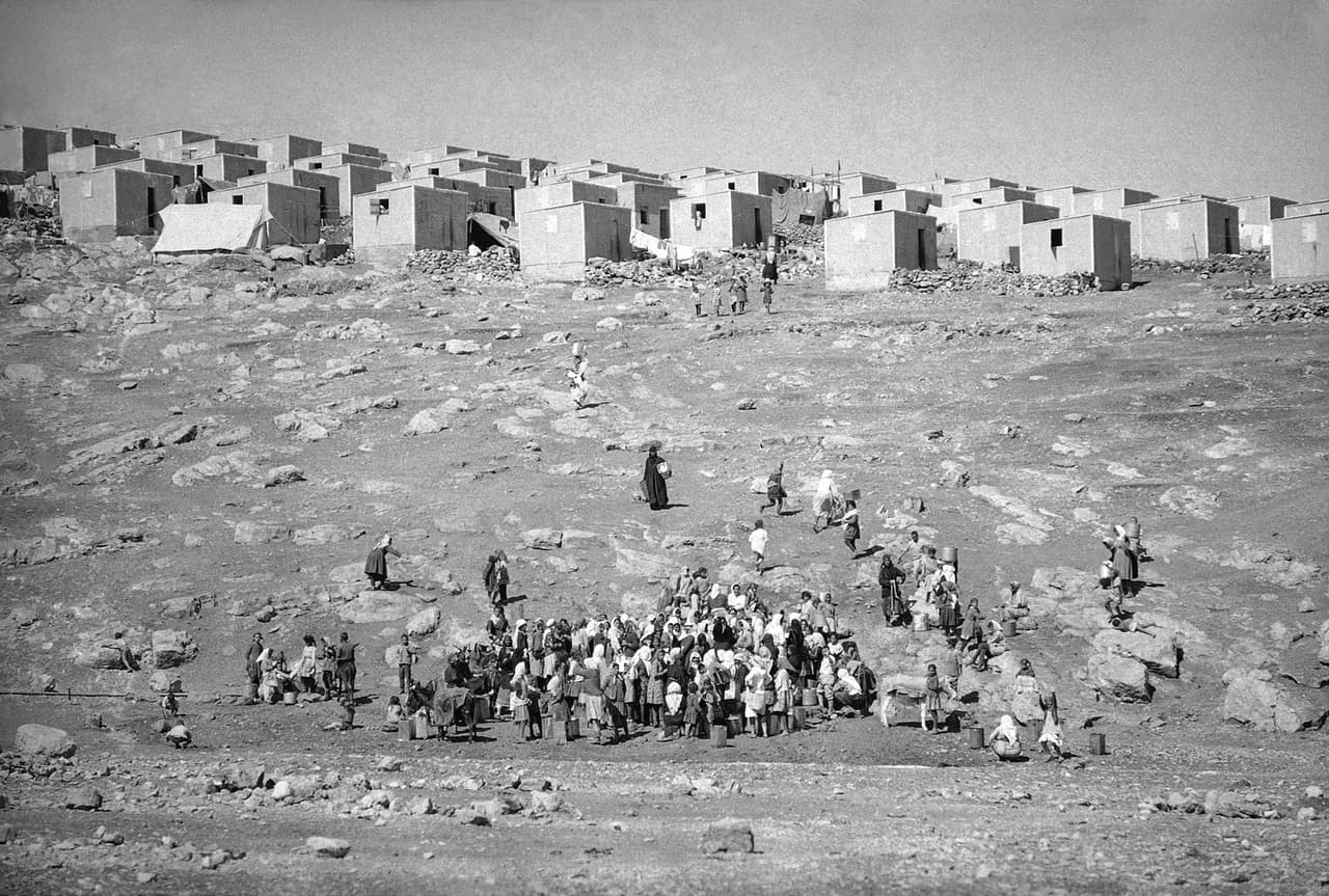 Foto de archivo: refugiados palestinos en un campo ubicado al noroeste de la capital de Jordania el 28 de octubre de 1970.