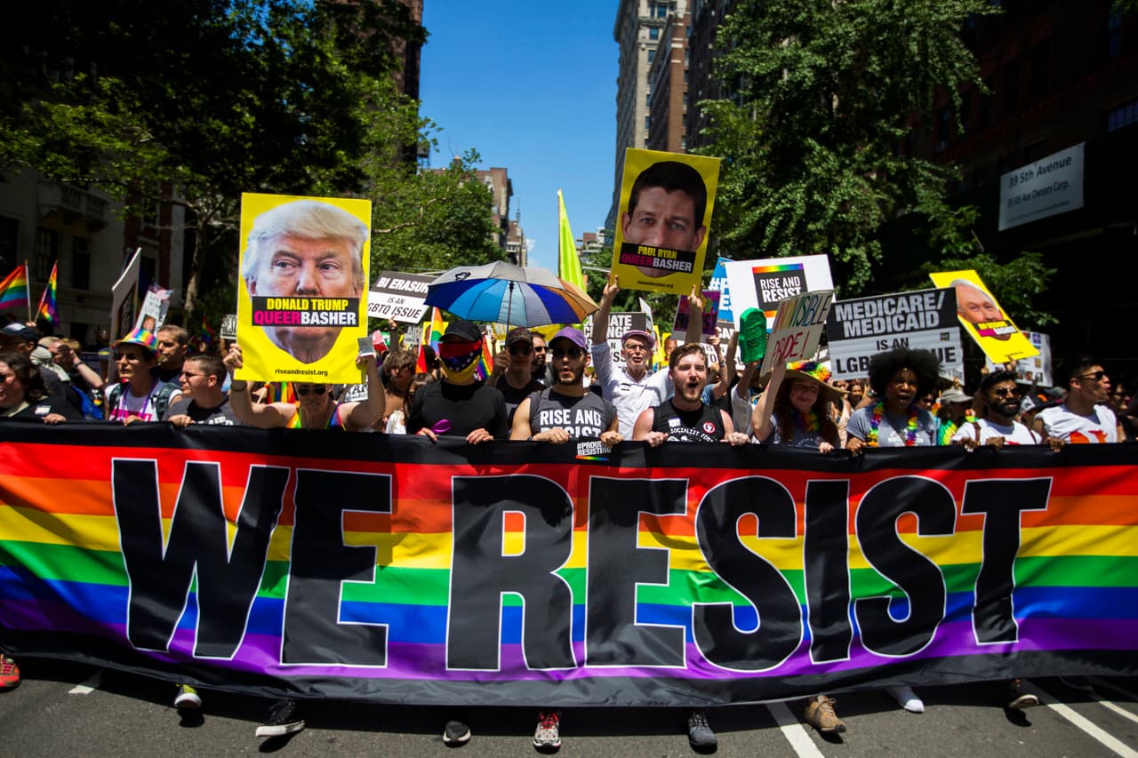 Miembros de Resist, una fundación que apoya los movimientos populares por la justicia y la liberación, protesta contra el presidente Donald Trump y otros políticos mientras marchan durante el Desfile del Orgullo de la Ciudad de Nueva York.