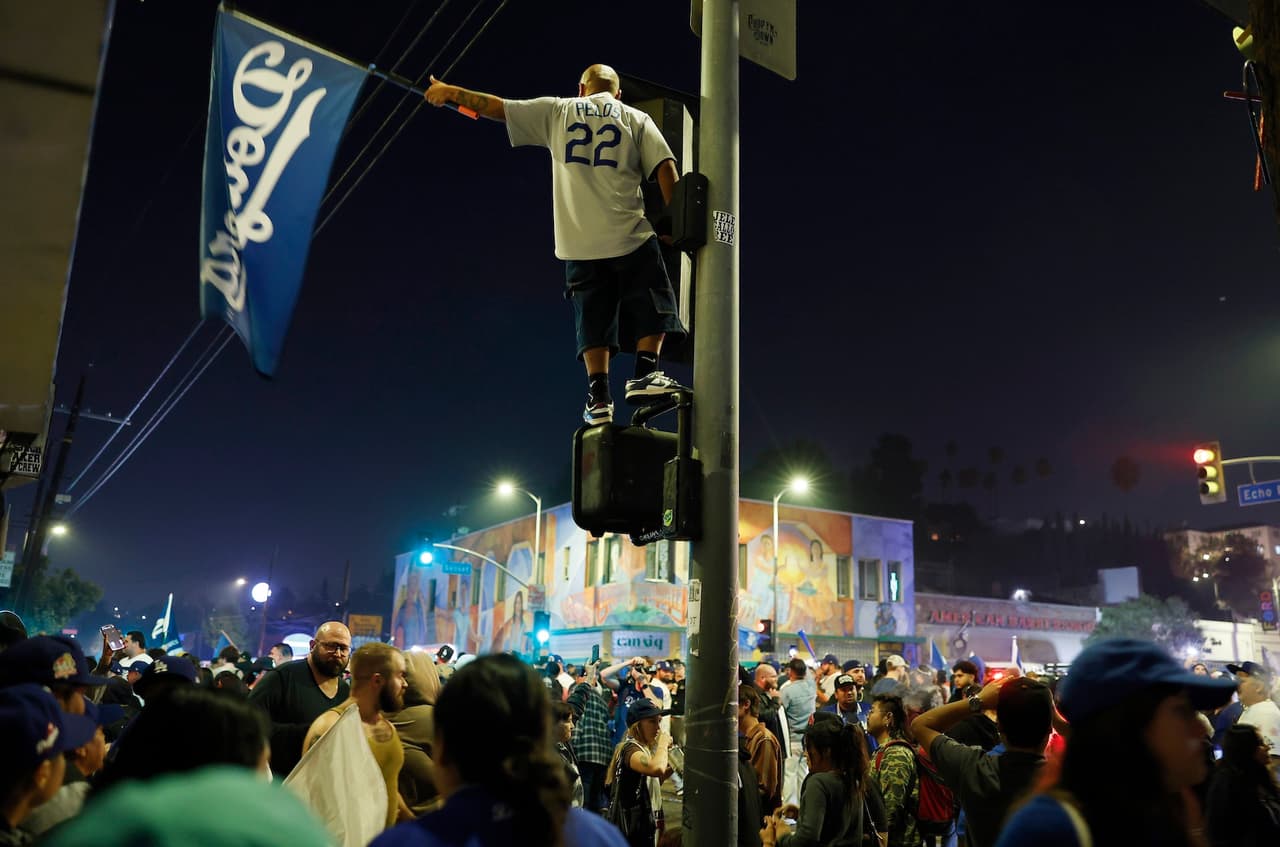 La organización de los Dodgers anunció que el desfile de campeones se llevará a cabo el lunes en el centro de Los Ángeles y concluirá con una celebración en el Dodger Stadium.