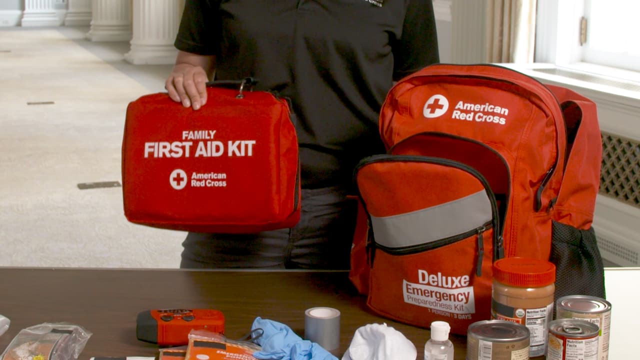 Si se va a quedar en casa, el kit debe incluir alimentos básicos, entre ellos agua.