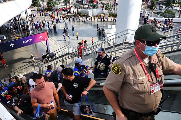 Miles de fanáticos llegaron desde temprano este domingo al estadio SoFi para el Super Bowl LVI. Las largas filas no afectaron el ánimo de los asistentes.