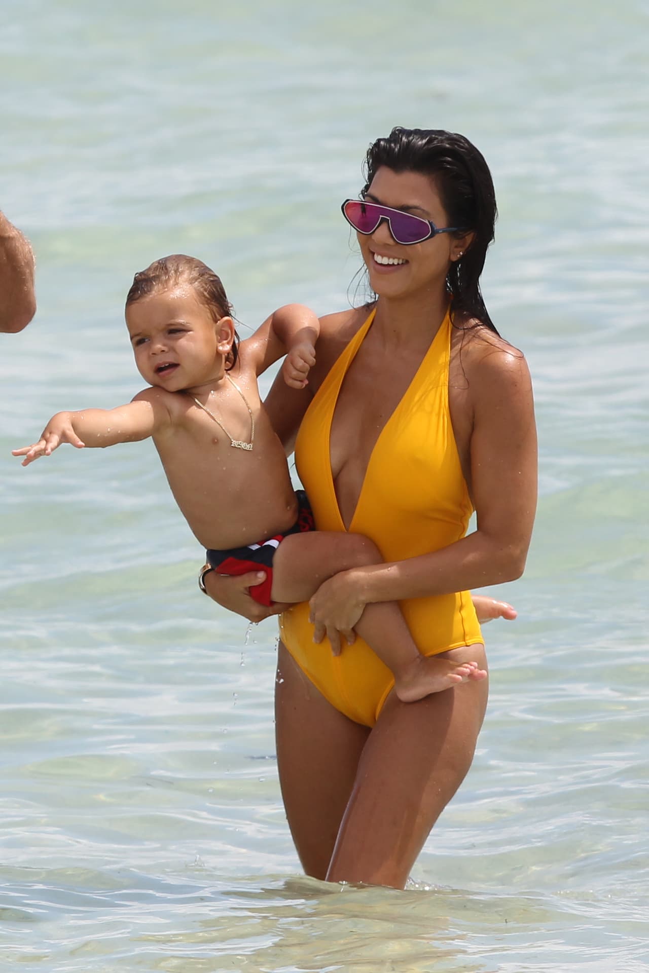 Kourtney se dio un chapuzón con sus nenes.