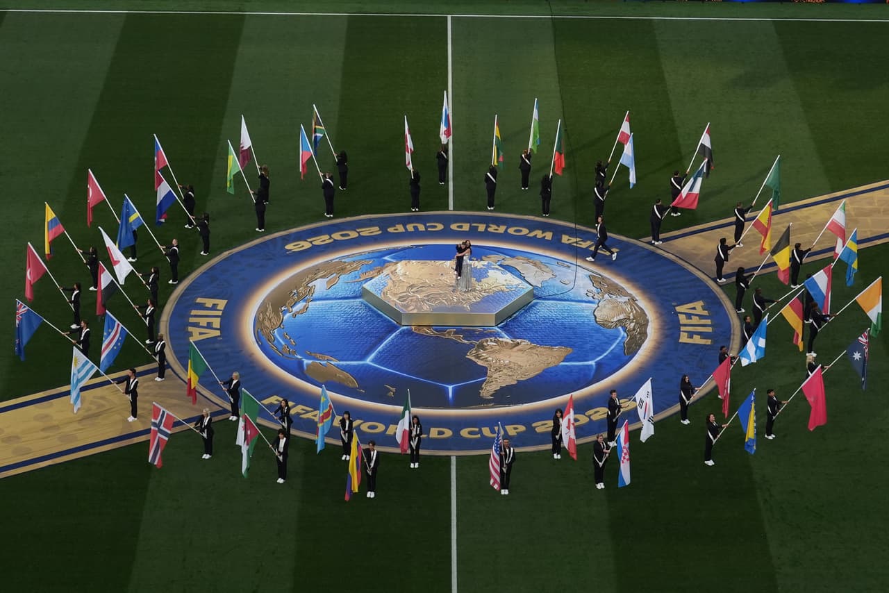Katy Perry actúa junto a Tius Luka durante la ceremonia de apertura previa al partido de fútbol del Grupo D. (Foto AP/Marcio J. Sanchez)