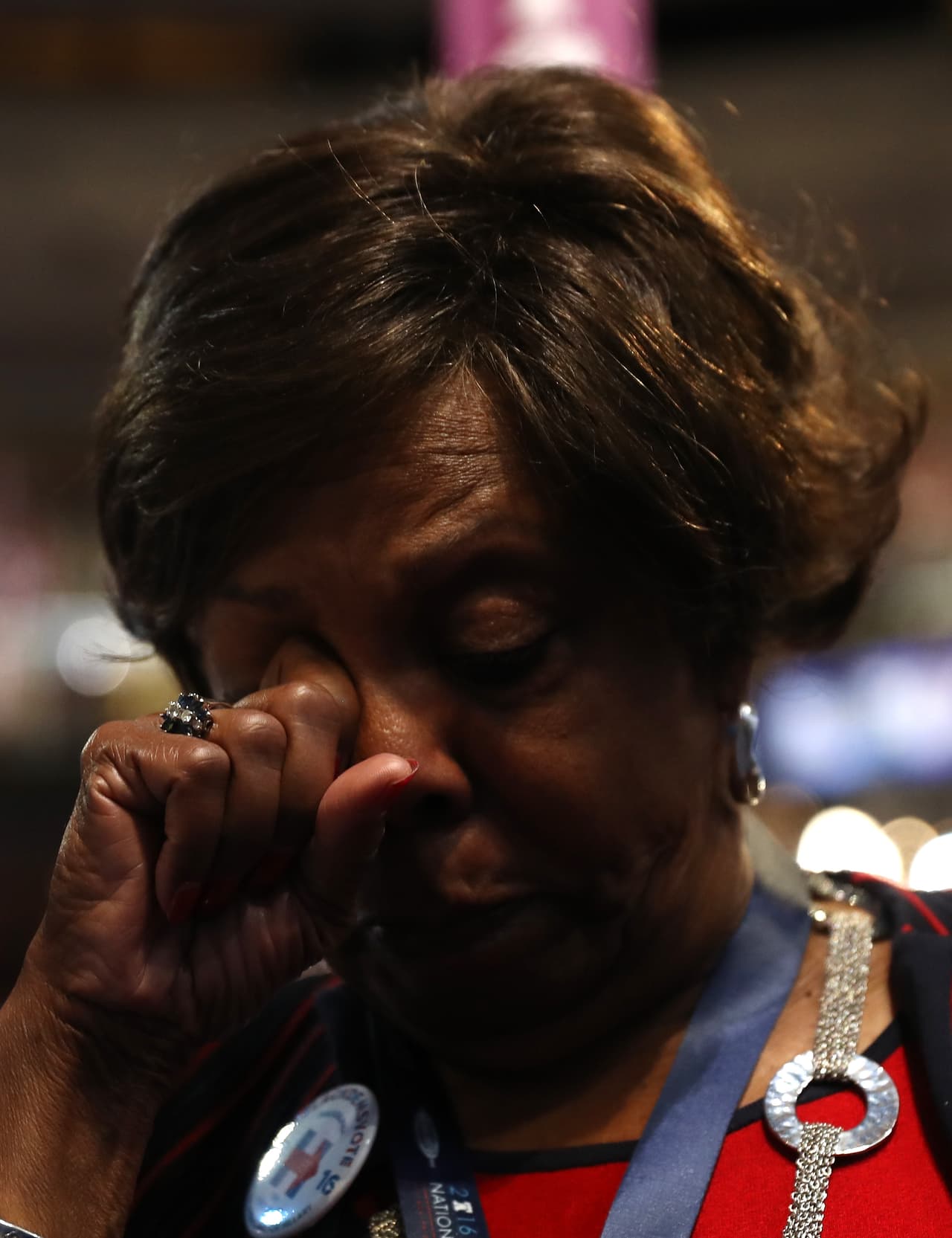 "El lenguaje de odio que escuchan en la televisión no representa el verdadero espíritu de este país... Nuestro lema es: cuando caen bajo, nosotros apuntamos alto", dijo Michelle Obama sin mencionar nombres.