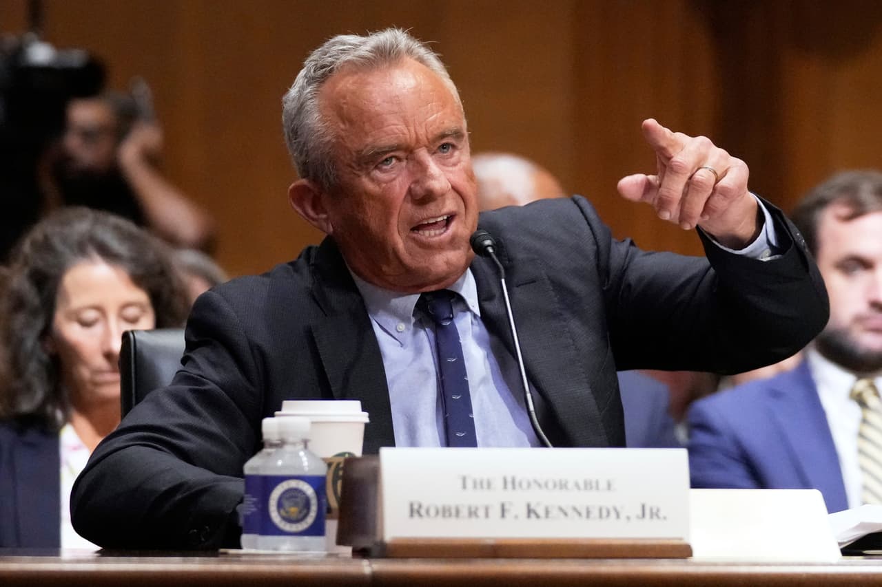 El secretario de Salud y Servicios Humanos, Robert F. Kennedy Jr., comparece ante el Comité de Finanzas del Senado, en el Capitolio en Washington, el jueves 4 de septiembre de 2025.