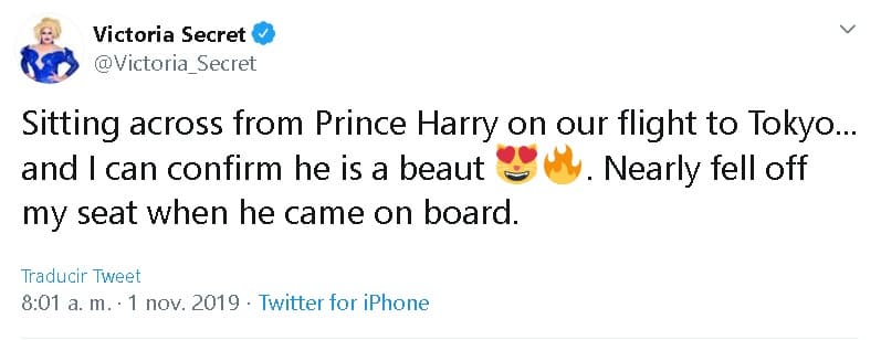 La artista también utilizó su 
<b><a href="https://twitter.com/Victoria_Secret/status/1190267544734703616" target="_blank">cuenta de Twitter</a></b> para reportar la presencia del príncipe en el vuelo: "Sentada frente al príncipe Harry en nuestro vuelo a Tokio... y puedo confirmar que 
<b><a href="https://www.univision.com/famosos/el-principe-harry-recibe-piropo-en-su-visita-a-japon-y-el-muestra-su-anillo-de-casado-con-meghan-markle-fotos" target="_blank">es una belleza</a></b>. Casi me caigo de mi asiento cuando subió a bordo".