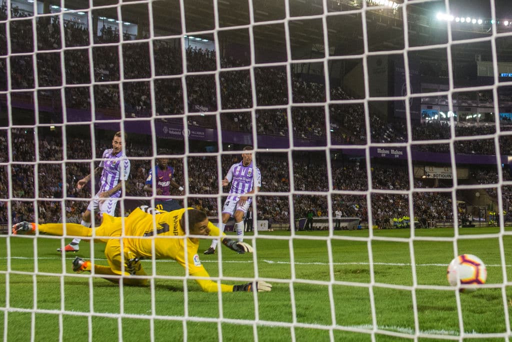 El remate cruzado dentro del área de Dembélé fue inatajable para el arquero Jordi Masip (derecha).