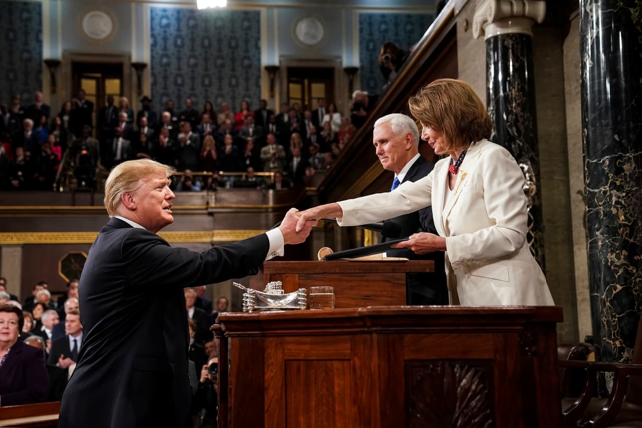 Trump saluda a Pelosi después del discurso del Estado de la Unión. Mills asegura que “obviamente su cabello, lo grande que es y sus ojos”, son las razones por las que el presidente da buenas fotos.