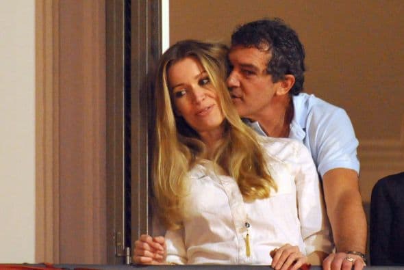 No para de hacerle cariñitos a su novia.