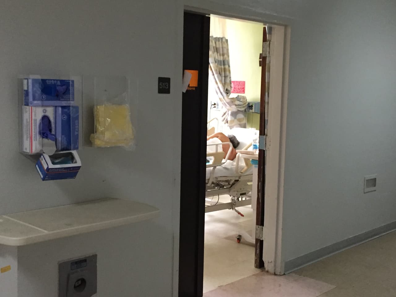 Solo unos pocos pacientes permanecen internados en los calurosos pisos del hospital Dr. Federico Trilla, donde la falta de energía mantiene funcionando solo el área de emergencia. Si un caso se complica debe ser trasladado a otro centro asistencial.