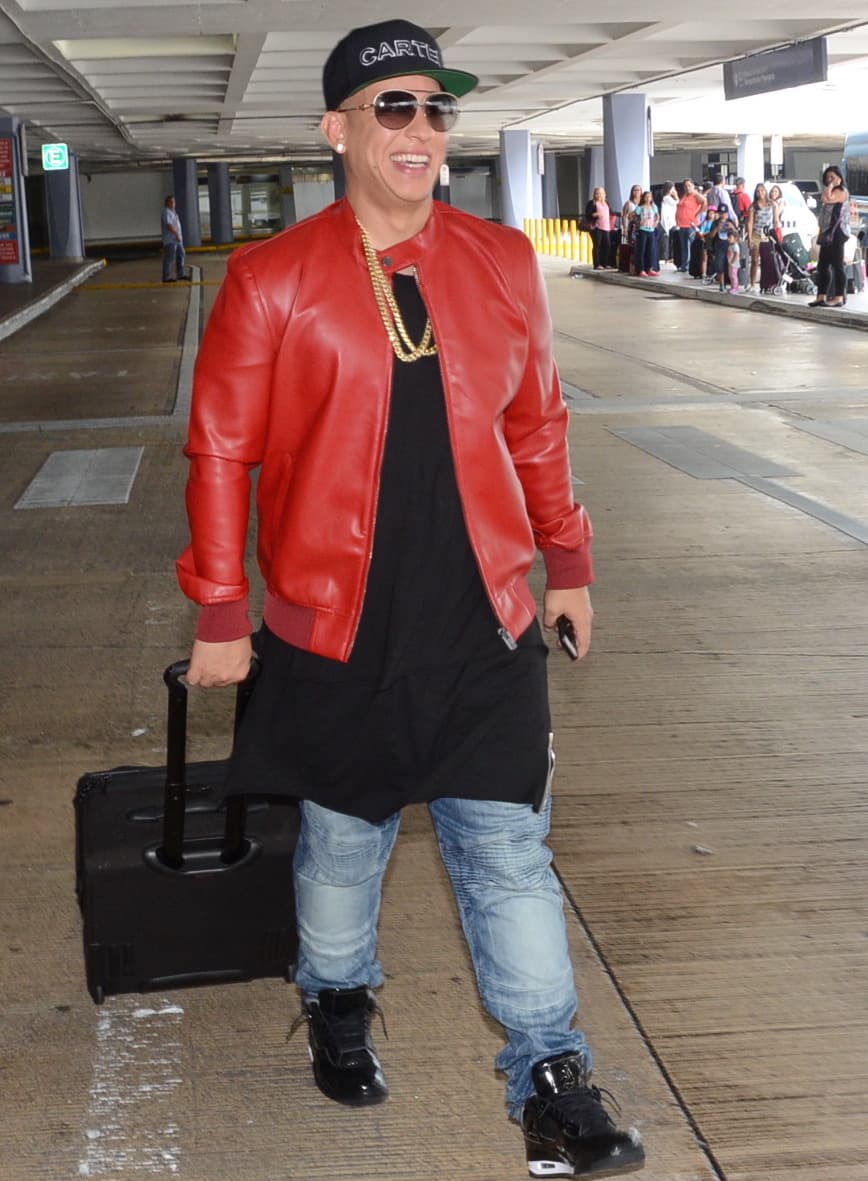 Un tache enorme para el cantante Daddy Yankee, perdió totalmente las proporciones con este ‘look’ todo luce muy grande, esa playera tipo blusón no le favorece para nada.