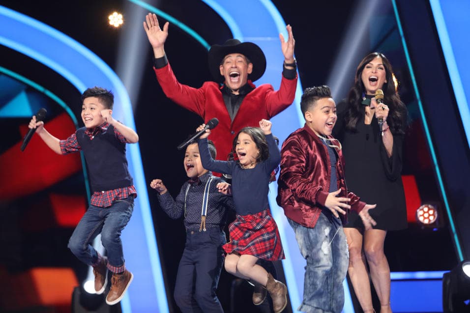 <b>Johnny Lozada</b> hizo gala de su espectacular ritmo norteño y nos presumio varios pasitos. 
<b><a href="http://www.univision.com/shows/pequenos-gigantes/johnny-lozada-y-joel-hicieron-una-dupla-excepcional-video" target="_blank">Mira aquí el VIDEO</a></b>