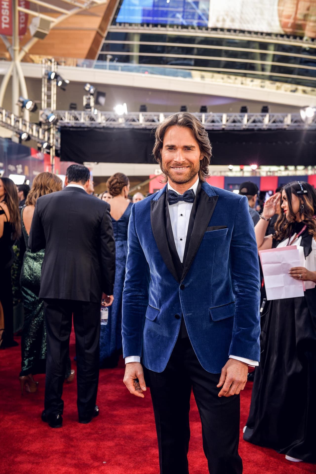 Como todo un príncipe azul, Sebastián Rulli llegó vestidito con un saco azul.