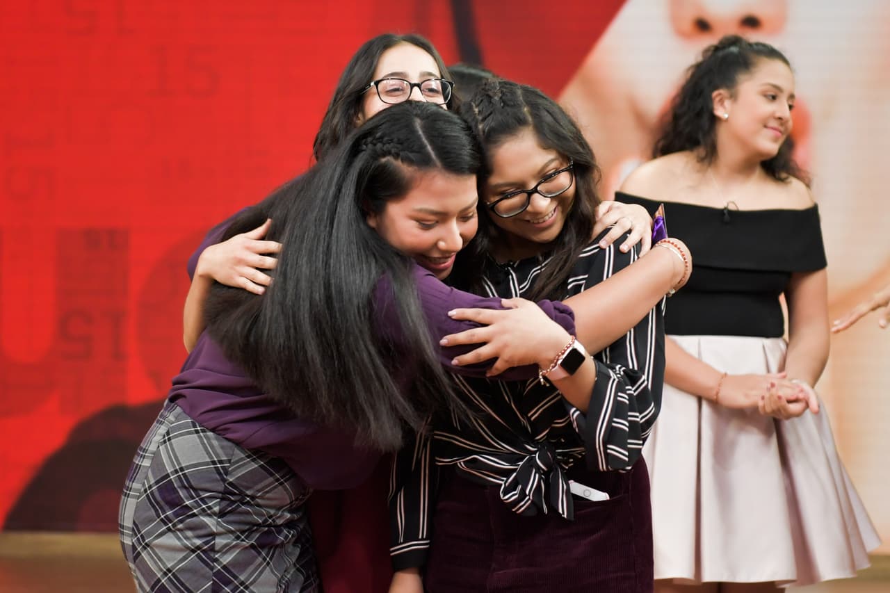 La emoción al escuchar sus nombres fue inevitable, con un fuerte abrazo estas tres jovencitas celebraron su pase a la ronda final.