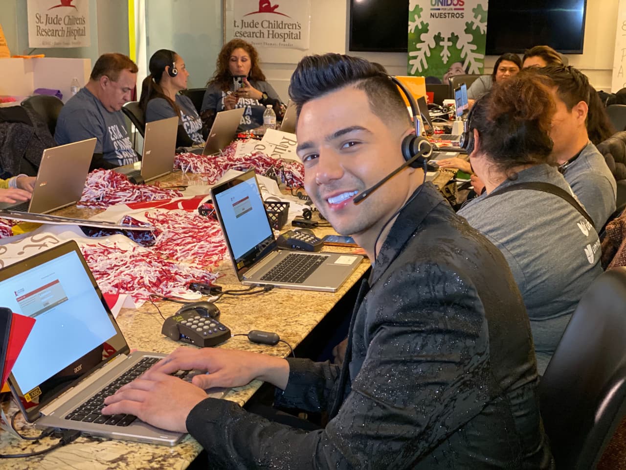 Quién, además, contestó llamadas para recibir donaciones de la gente.