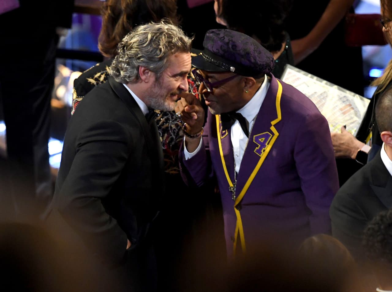 Al preguntarle cómo estaba, el cineasta se quedó sin palabras. Y este lunes, 
<b><a href="https://www.tmz.com/2020/02/10/spike-lee-kobe-bryant-oscars-jersey-framing-house/" target="_blank">al ser cuestionado por la cadena TMZ</a></b>, Spike Lee se limitó a confirmar que Gucci ya le estaba enviando el traje de vuelta a Nueva York, donde lo exhibirá en su casa. En cuanto a su amigo Kobe Bryant, aún no puede emitir palabras pues la emoción se lo impide.