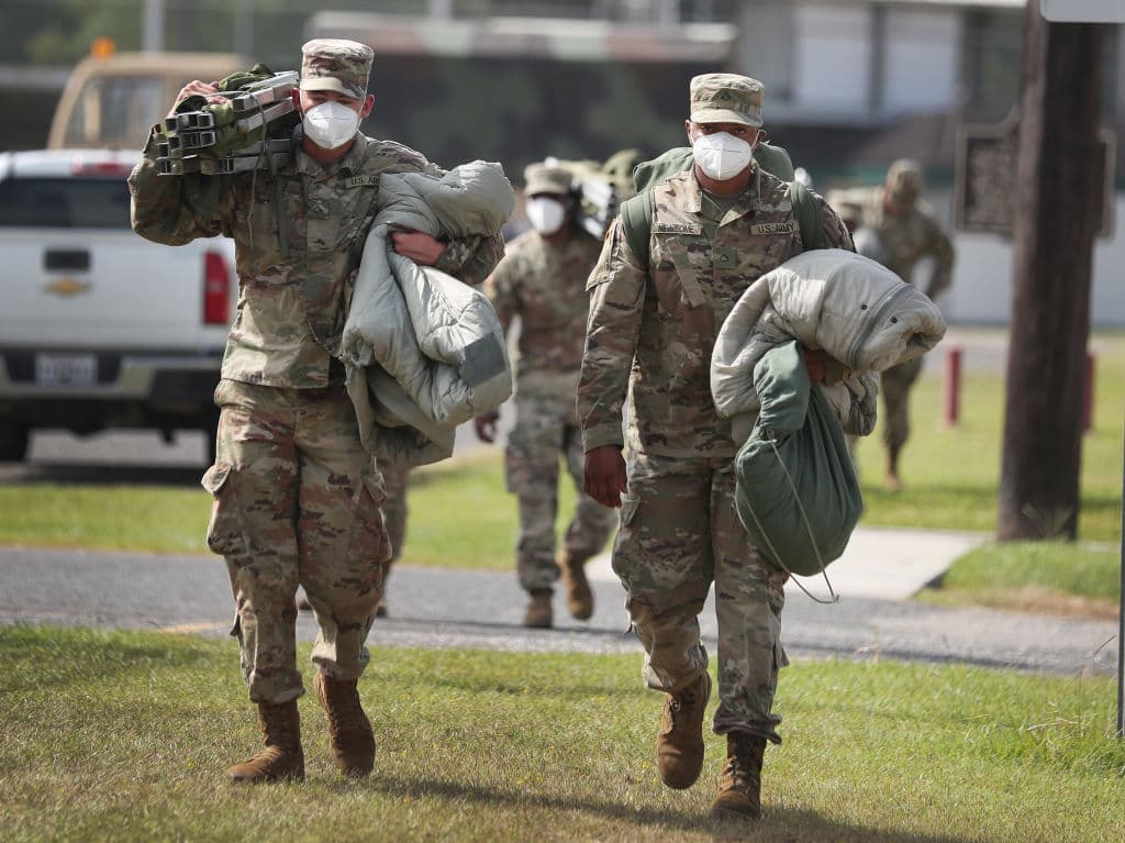 Varios miembros de la Guardia Nacional de Louisiana se preparan para la llegada del huracán Laura, en Lake Charles, Louisiana. Se espera que el huracán Laura azote en algún lugar de la costa del Golfo entre el miércoles por la noche y el jueves temprano.