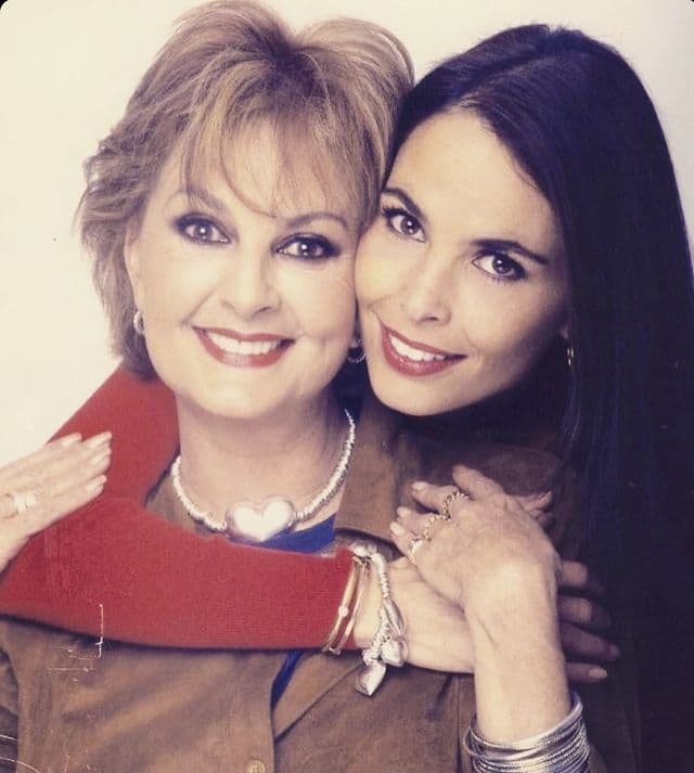 “Su papá ya no les paga el colegio, no les paga nada y entonces se han venido a vivir conmigo”, expresó la presentadora de 77 años el pasado 5 de julio en entrevista con Nayo Escobar.
<br>