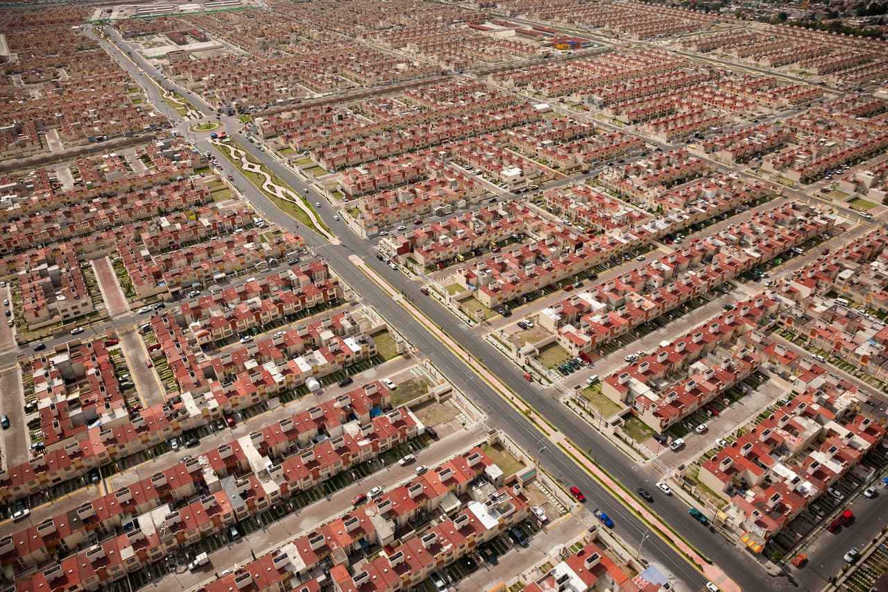 Taboada asegura que 
<b>uniformar el paisaje urbano sin planificación no tiene sentido</b>. Muchos habitantes de estas casas las abandonarán y regresarán a los centros de las ciudades. Será más eficiente que pagar por vivir en un “paraíso siniestro”. La fotografía fue tomada en Ecatepec, Morelos.