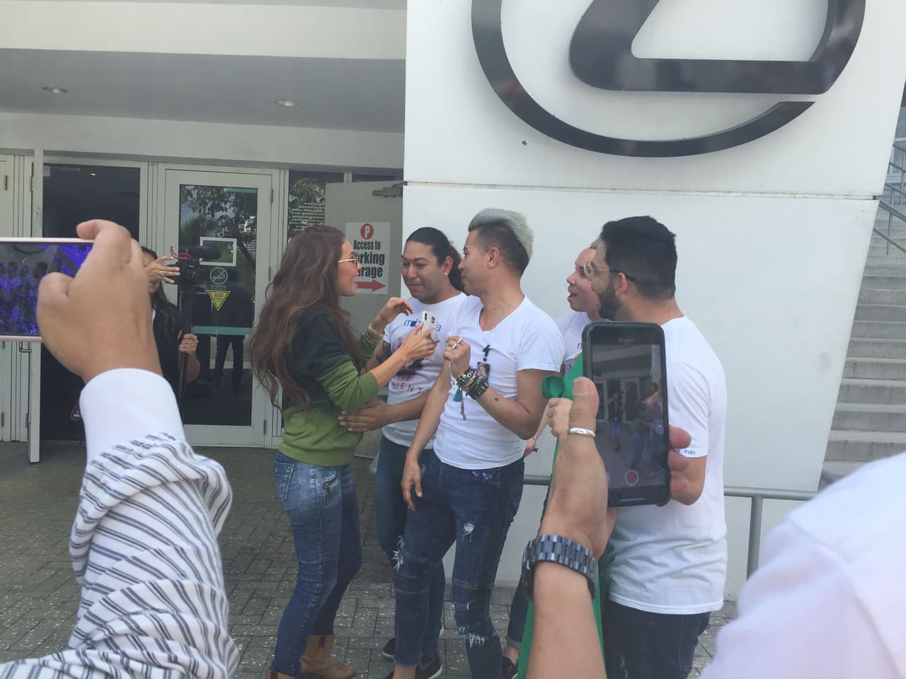 Con la boca abierta se quedaron los fans cuando vieron que Thalía se acercaba a ellos.