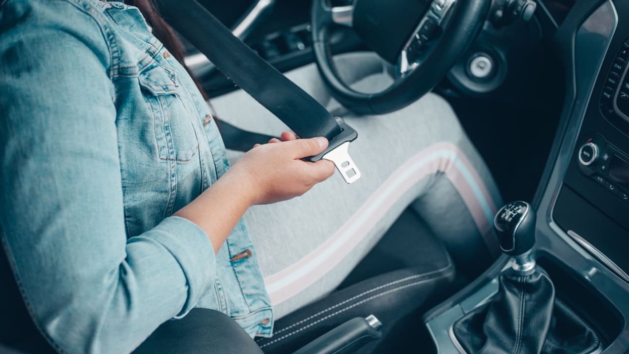 <h3 class="cms-H3-H3">Ejemplos prácticos, para saber quién paga</h3>💡 
<b>Caso 1:</b> Pasajero de 25 años atrás, sin cinturón. Pueden citar al pasajero, 25 a 50 dólares.
<br>💡 
<b>Caso 2:</b> Adolescente de 16 años atrás, sin cinturón. Pueden citar al conductor, 100 a 200 dólares.
<br>💡 
<b>Caso 3:</b> Niño de 7 años, sin booster y mide menos de 4 pies 9 pulgadas. Pueden citar al conductor, 25 a 250 dólares.