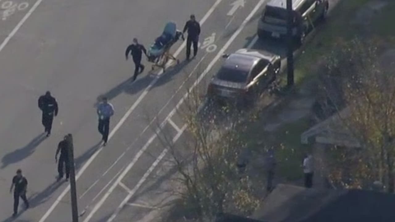 Los oficiales heridos fueron trasladados a un hospital con heridas que no amenazan sus vidas. Fueron identificados como Oficial Gadson, de 35, con 4 años de servicio, oficial D. Hayden, de 32 años, con 3 años de servicio y oficial A. Alvarez, de 28, con 2 años de servicio.