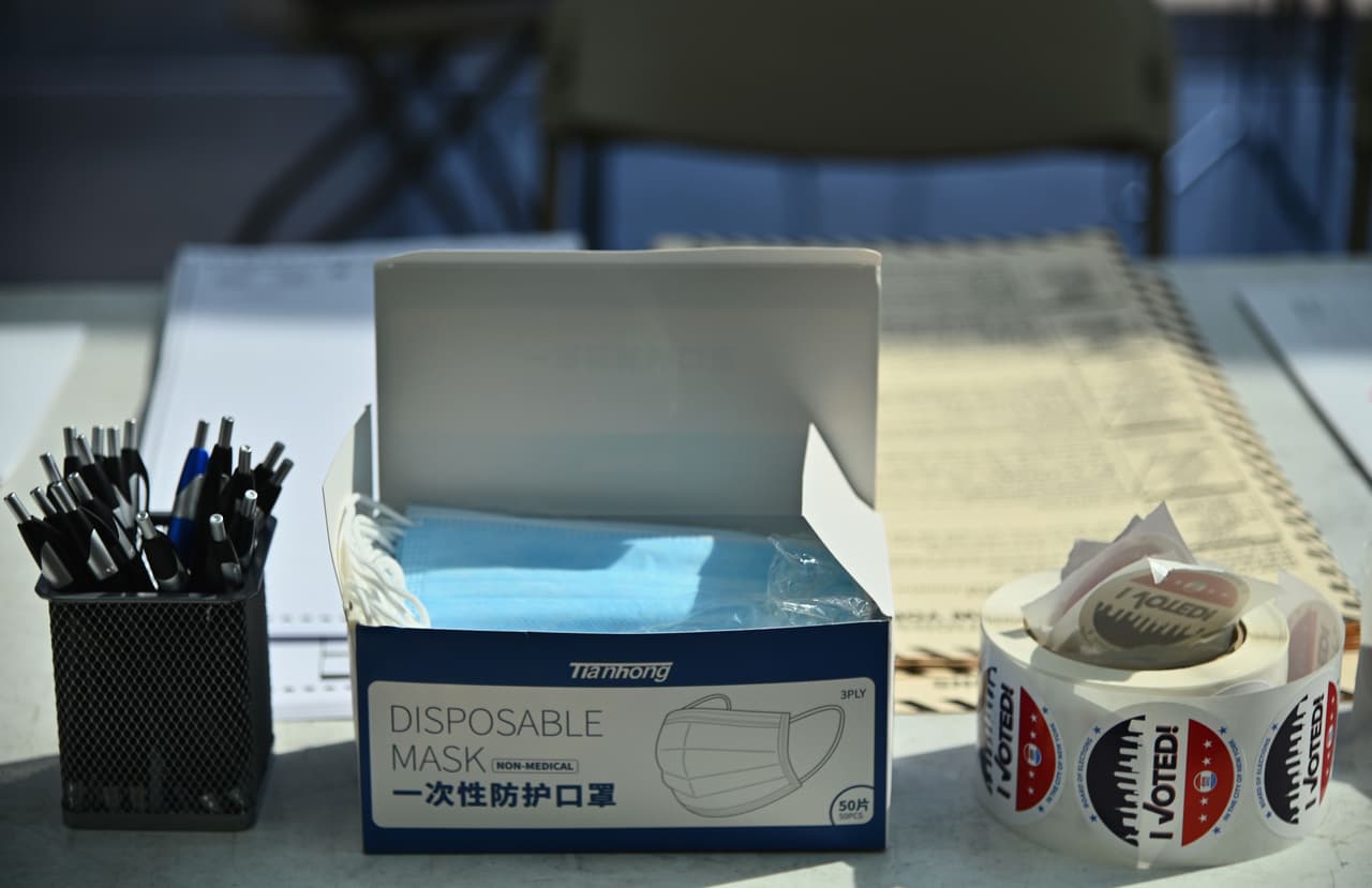 Al menos 209, 893 residentes de NYC han contraído coronavirus y más de 17,600 había muerto por complicaciones con el virus para la tercera semana de junio, según 
<a href="https://www1.nyc.gov/site/doh/covid/covid-19-data.page" target="_blank">datos oficiales</a> de la ciudad. El proceso de votación se ha caracterizado por las medidas de seguridad para evitar nuevos contagios.