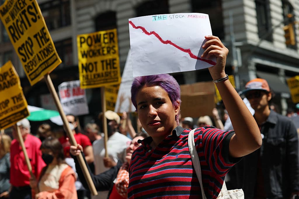 Con múltiples manifestaciones, este jueves 1 de mayo, miles de personas se sumaron 
<b>en la ciudad de Nueva York </b>a la conmemoración del 
<b><a href="https://www.univision.com/noticias/politica/protesta-mundial-1-de-mayoen-fotos-miles-protestan-en-eeuu-y-el-mundo-dia-internacional-del-trabajo-fotos" target="_blank">Día Internacional del Trabajo</a></b>. En su mayoría, los reclamos fueron en defensa de l
<b>os derechos de los trabajadores</b>, de 
<b>los inmigrantes</b> y por el 
<b>fin de la guerra en Gaza</b>. También, como en la foto, hubo quienes llamaron la atención sobre 
<b>la situación de la economía</b> de Estados Unidos.