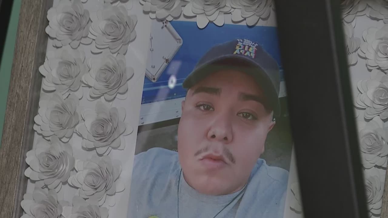 Christopher Torrijos, un joven hispano de 26 años, fue asesinado en un estacionamiento en septiembre de 2021. 
<br>Christopher defendía a una amiga de unos aparentes pandilleros, a quienes intenta explicar que es "neutral". 
<br>
<br>"Siento tristeza, coraje e impotencia de saber que esas personas siguen libres todavía”, dijo la madre de Christian días después del asesinato.