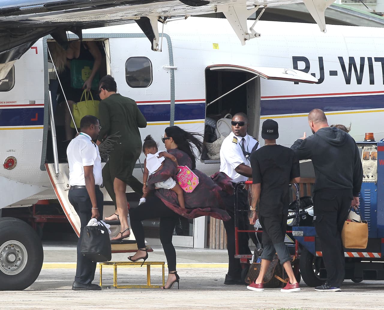 Todas subiéndose a su jet privado.