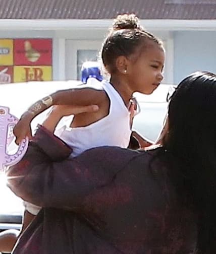 Cargando a Nori antes de subir al jet.