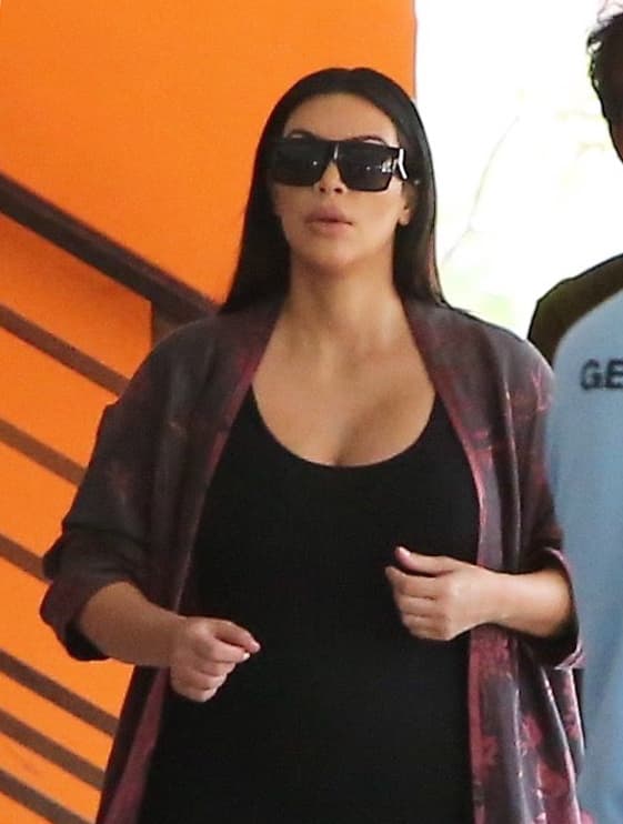 Kim con su usual estilo en negro.