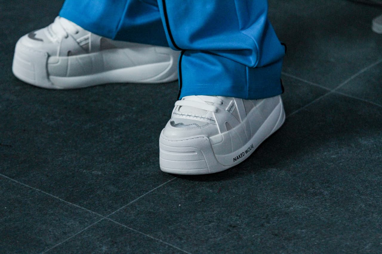 Sus sneakers eran de Naked Wolfe.