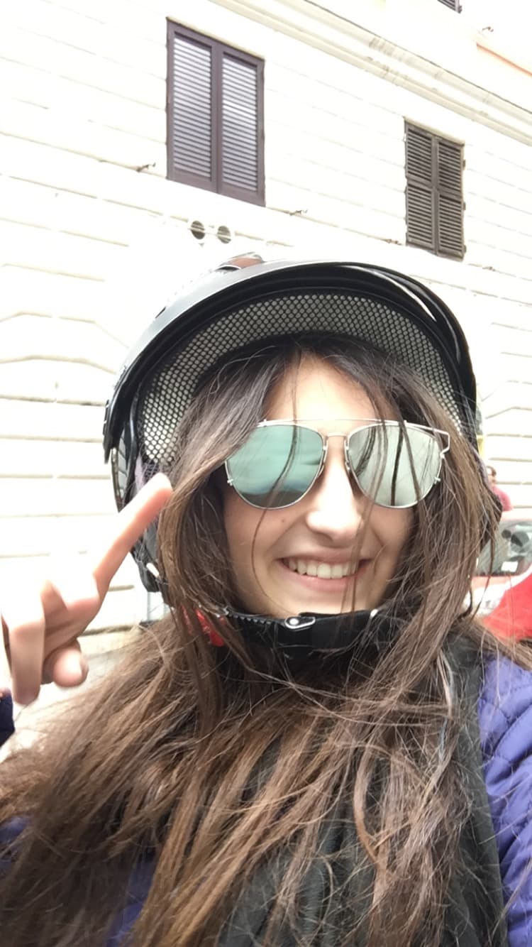 Aunque Mia lleva el talento de su padre para estar frente a las cámaras, ella decidió estudiar la licenciatura de Negocios Internacionales.