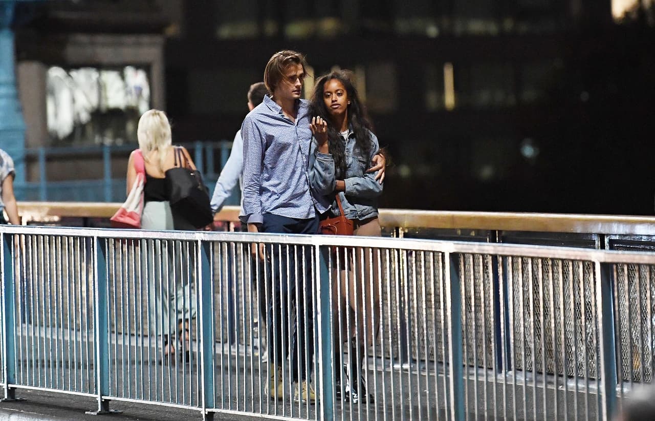 La pareja se conocieron en la Universidad de Harvard. Él es un joven londinense de clase alta, hijo de un importante 
<a href="https://elpais.com/elpais/2017/11/23/gente/1511451108_479632.html">empresario británico</a>.