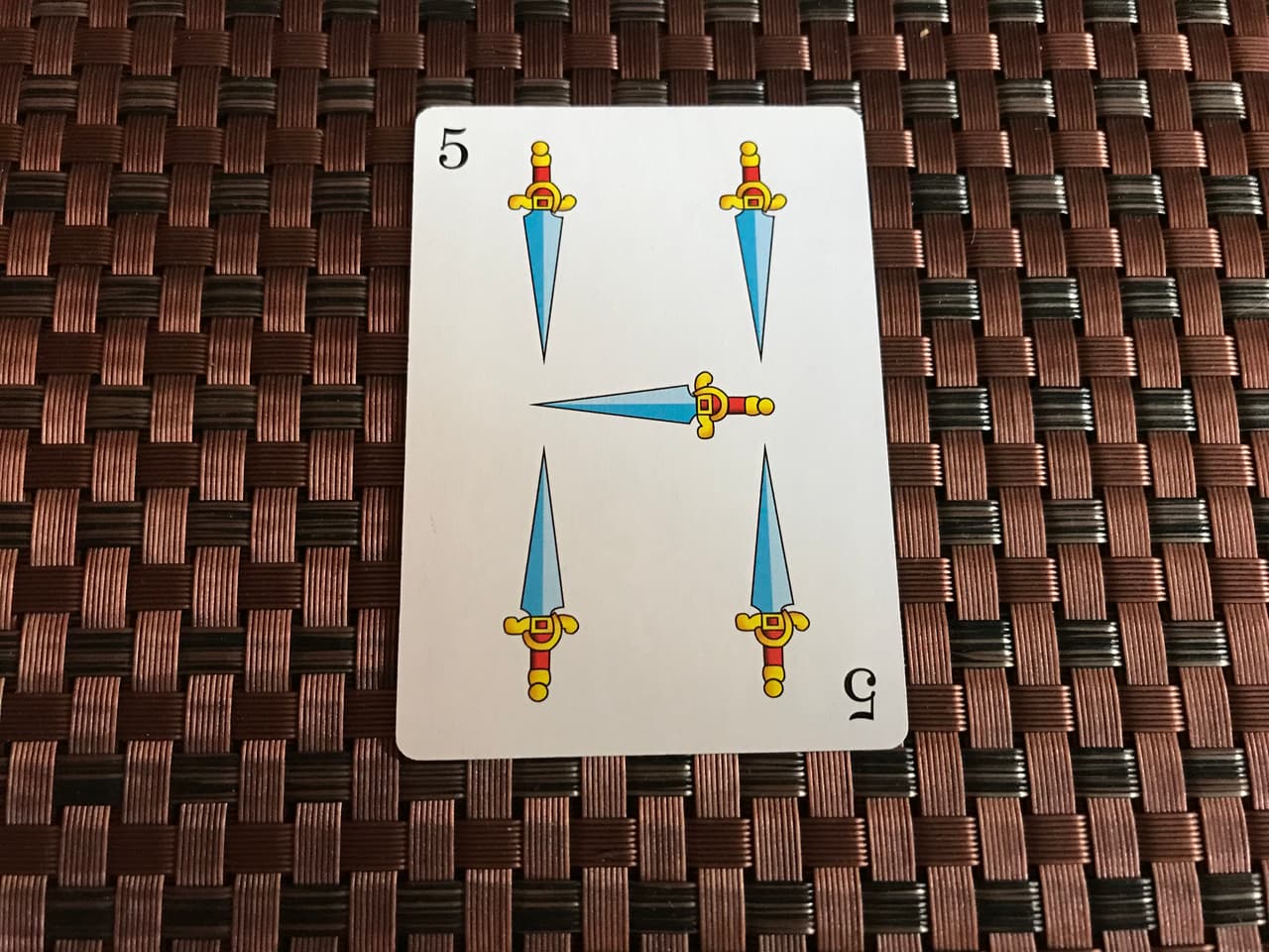 El 
<b>cinco de espadas </b>habla de amenazas inminentes, de un enfrentamiento, pelea o una desgracia importante en nuestra vida. Son separaciones, cambios esenciales, remordimientos, angustias... Si está invertida es aún peor porque puede hablar de una muerte de alguien conocido.