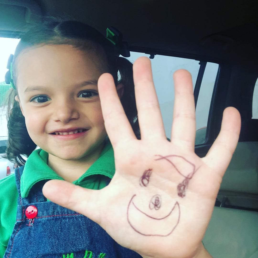 La hija de la fallecida Lorena Rojas va por la vida con confianza, gracias a que su madre, Mayra, Rojas se ha encargado de que conozca desde pequeña su historia de vida. “’Yo he tenido tres mamás: la mamá que me tuvo en su panza, mi mamá (Lorena Rojas y tú (Mayra Rojas)'. […] Me decía: ‘Mamá, yo llegué por adopción’”, contó Mayra.